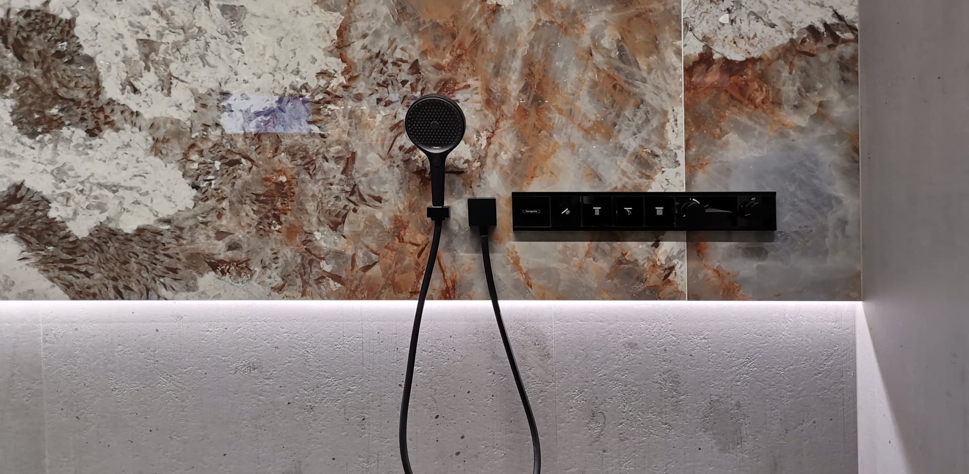 Wand in Rost und Bronze Optik