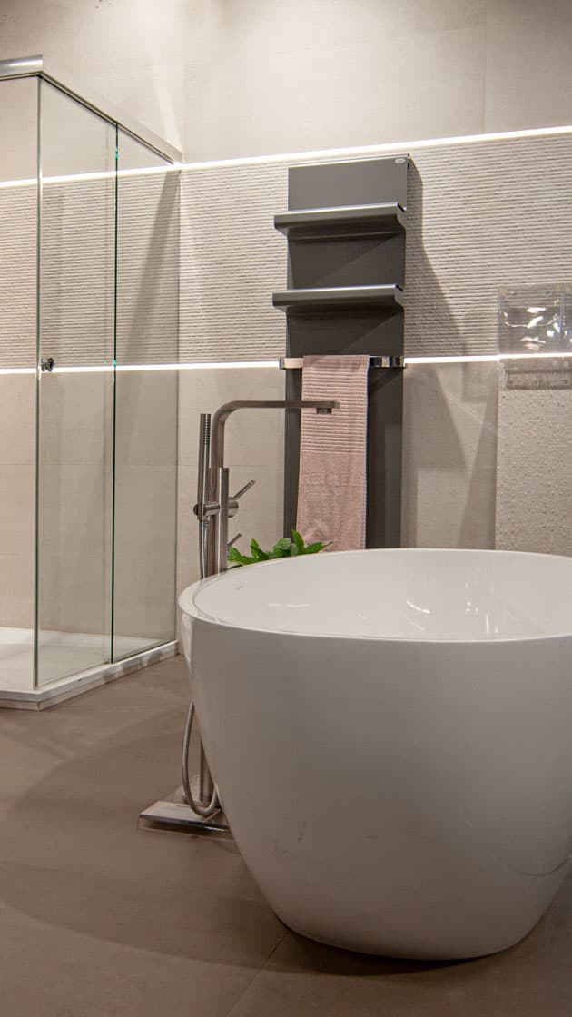 Bad mit großformatiger Steinoptik und freistehender Wanne