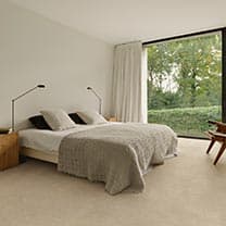 Schlafzimmer mit Fliesenboden